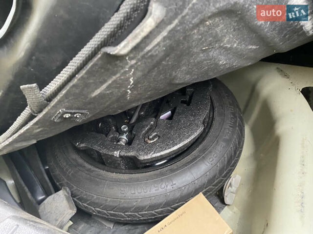 Білий Кіа Оптіма, об'ємом двигуна 2.36 л та пробігом 235 тис. км за 8800 $, фото 36 на Automoto.ua