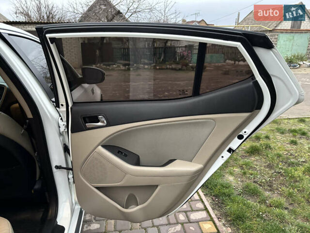 Белый Киа Оптима, объемом двигателя 0 л и пробегом 188 тыс. км за 8800 $, фото 24 на Automoto.ua