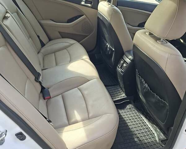 Белый Киа Оптима, объемом двигателя 2.36 л и пробегом 175 тыс. км за 9500 $, фото 5 на Automoto.ua