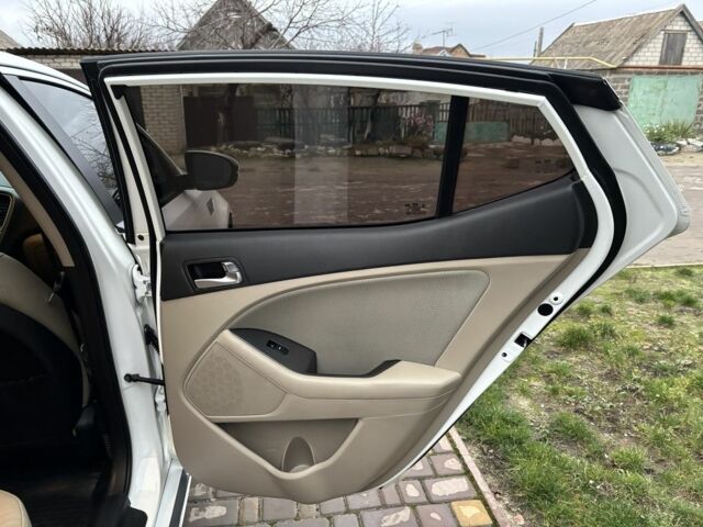 Білий Кіа Оптіма, об'ємом двигуна 2.4 л та пробігом 188 тис. км за 8800 $, фото 20 на Automoto.ua