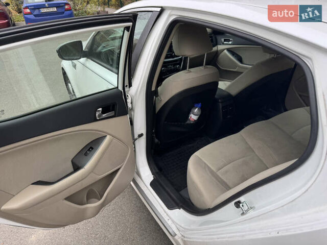 Білий Кіа Оптіма, об'ємом двигуна 2.4 л та пробігом 200 тис. км за 9800 $, фото 10 на Automoto.ua