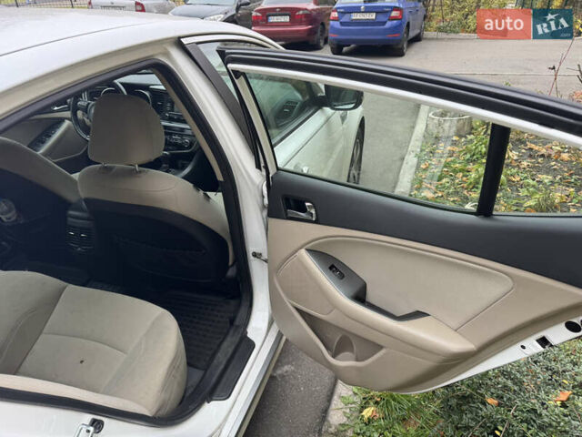 Білий Кіа Оптіма, об'ємом двигуна 2.4 л та пробігом 200 тис. км за 9800 $, фото 15 на Automoto.ua