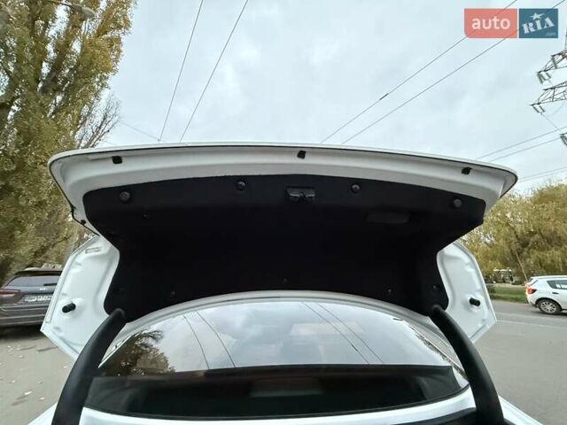Білий Кіа Оптіма, об'ємом двигуна 2 л та пробігом 283 тис. км за 11500 $, фото 12 на Automoto.ua
