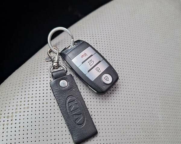 Білий Кіа Оптіма, об'ємом двигуна 2.4 л та пробігом 111 тис. км за 9000 $, фото 27 на Automoto.ua