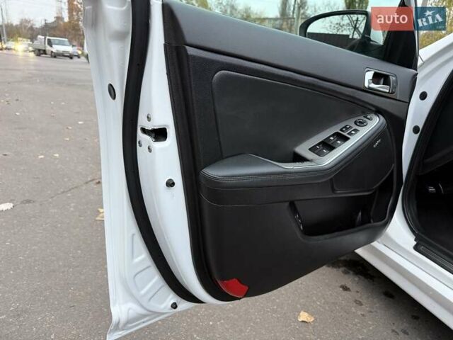 Білий Кіа Оптіма, об'ємом двигуна 2 л та пробігом 283 тис. км за 11500 $, фото 25 на Automoto.ua