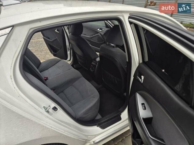 Белый Киа Оптима, объемом двигателя 2.36 л и пробегом 185 тыс. км за 6500 $, фото 12 на Automoto.ua