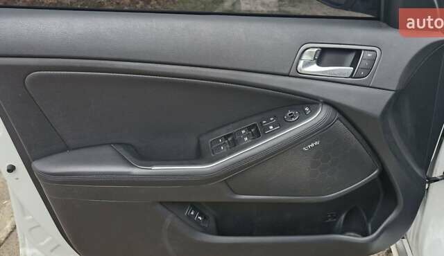 Білий Кіа Оптіма, об'ємом двигуна 2.4 л та пробігом 296 тис. км за 11800 $, фото 3 на Automoto.ua