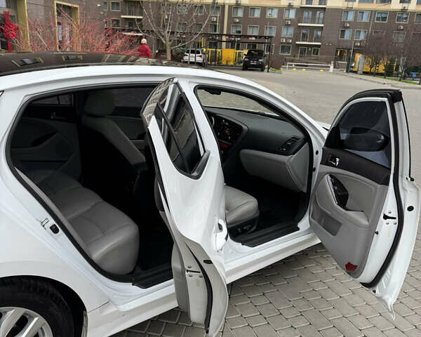 Білий Кіа Оптіма, об'ємом двигуна 2.4 л та пробігом 167 тис. км за 11800 $, фото 14 на Automoto.ua
