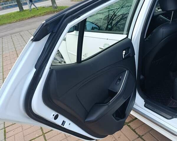 Белый Киа Оптима, объемом двигателя 2.36 л и пробегом 258 тыс. км за 10300 $, фото 42 на Automoto.ua