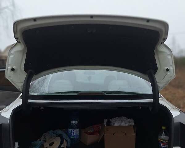 Білий Кіа Оптіма, об'ємом двигуна 2.4 л та пробігом 111 тис. км за 9000 $, фото 6 на Automoto.ua