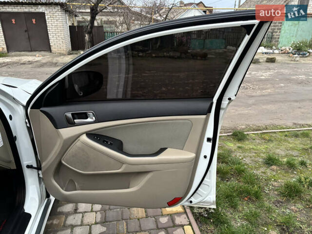 Белый Киа Оптима, объемом двигателя 0 л и пробегом 188 тыс. км за 8800 $, фото 30 на Automoto.ua