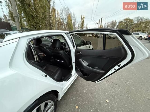 Білий Кіа Оптіма, об'ємом двигуна 2 л та пробігом 283 тис. км за 11500 $, фото 5 на Automoto.ua