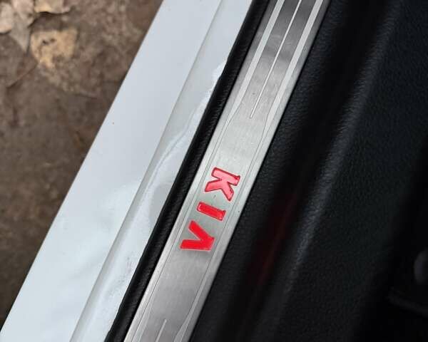 Білий Кіа Оптіма, об'ємом двигуна 2 л та пробігом 283 тис. км за 11500 $, фото 13 на Automoto.ua