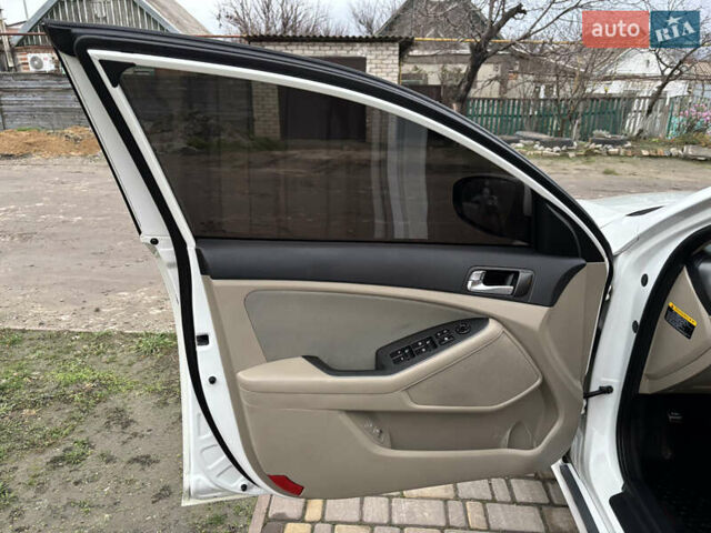 Белый Киа Оптима, объемом двигателя 0 л и пробегом 188 тыс. км за 8800 $, фото 19 на Automoto.ua