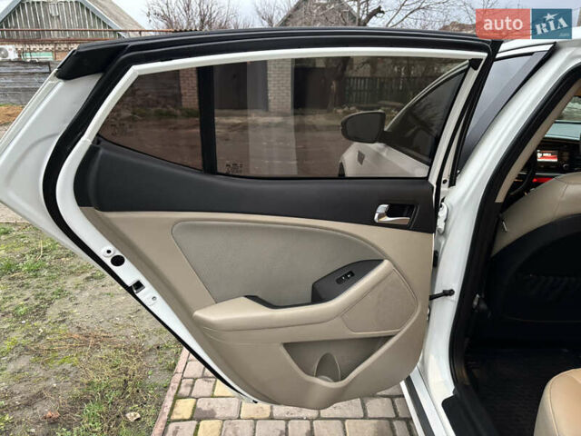 Белый Киа Оптима, объемом двигателя 0 л и пробегом 188 тыс. км за 8800 $, фото 22 на Automoto.ua