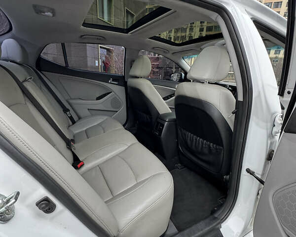Білий Кіа Оптіма, об'ємом двигуна 2.4 л та пробігом 167 тис. км за 11800 $, фото 12 на Automoto.ua