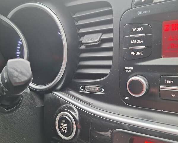 Білий Кіа Оптіма, об'ємом двигуна 2.4 л та пробігом 111 тис. км за 9000 $, фото 26 на Automoto.ua