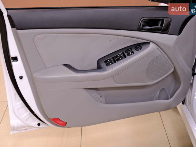 Білий Кіа Оптіма, об'ємом двигуна 2.4 л та пробігом 117 тис. км за 8900 $, фото 27 на Automoto.ua