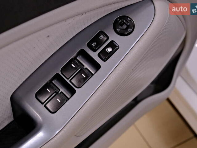 Білий Кіа Оптіма, об'ємом двигуна 2.4 л та пробігом 117 тис. км за 8900 $, фото 26 на Automoto.ua