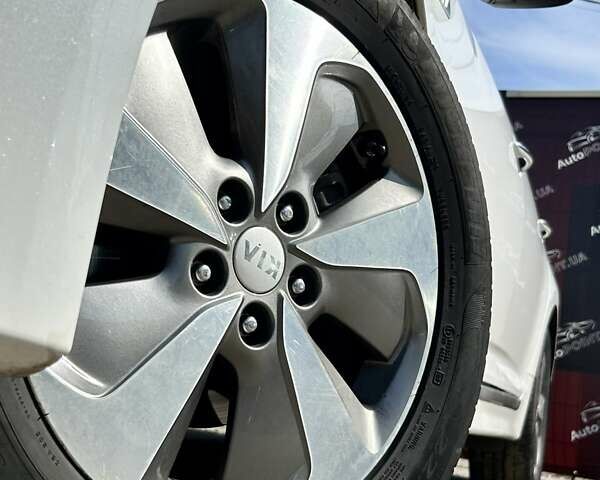 Кіа Оптіма 2014 у Сумах на Automoto.ua Білий Кіа Оптіма, об'ємом двигуна 2.36 л та пробігом 179 тис. км за 10500 $, фото 6 на Automoto.ua