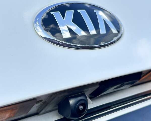 Кіа Оптіма 2014 у Сумах на Automoto.ua Білий Кіа Оптіма, об'ємом двигуна 2.36 л та пробігом 179 тис. км за 10500 $, фото 9 на Automoto.ua