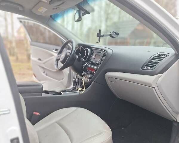 Білий Кіа Оптіма, об'ємом двигуна 2.4 л та пробігом 111 тис. км за 9000 $, фото 18 на Automoto.ua