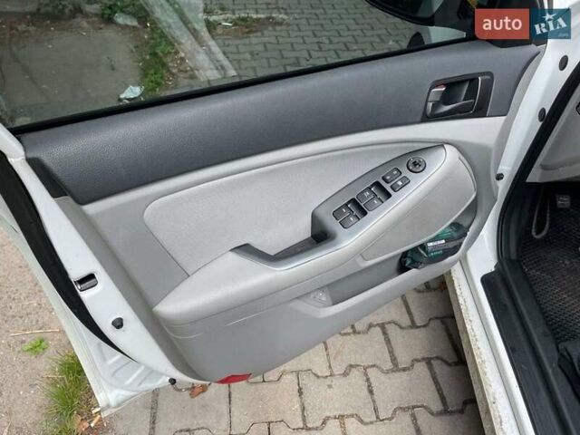 Білий Кіа Оптіма, об'ємом двигуна 2.4 л та пробігом 142 тис. км за 10800 $, фото 12 на Automoto.ua