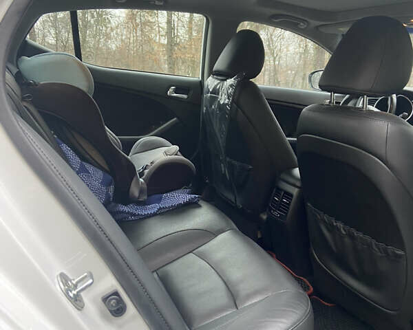 Білий Кіа Оптіма, об'ємом двигуна 2.4 л та пробігом 194 тис. км за 10500 $, фото 7 на Automoto.ua