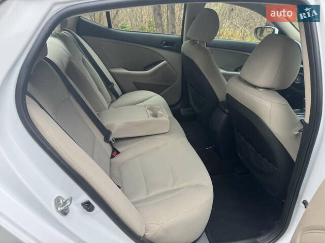 Білий Кіа Оптіма, об'ємом двигуна 2.36 л та пробігом 121 тис. км за 8950 $, фото 18 на Automoto.ua