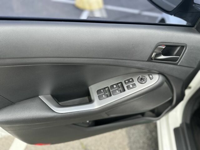 Білий Кіа Оптіма, об'ємом двигуна 2 л та пробігом 133 тис. км за 12000 $, фото 18 на Automoto.ua