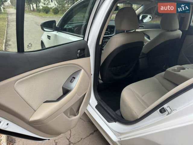 Білий Кіа Оптіма, об'ємом двигуна 2.36 л та пробігом 121 тис. км за 8950 $, фото 20 на Automoto.ua