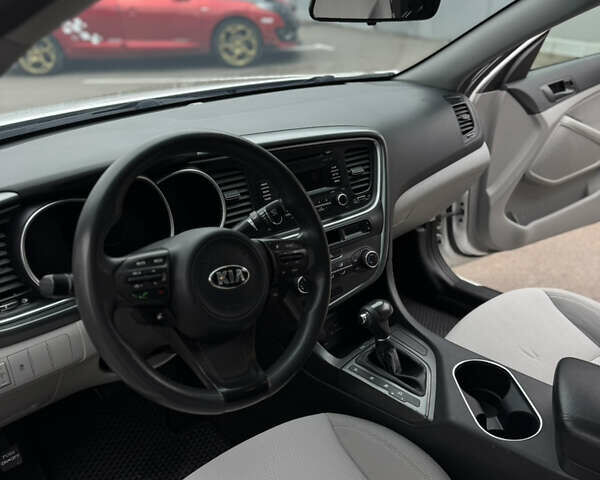 Білий Кіа Оптіма, об'ємом двигуна 2.36 л та пробігом 270 тис. км за 7000 $, фото 8 на Automoto.ua