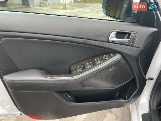 Белый Киа Оптима, объемом двигателя 2.36 л и пробегом 220 тыс. км за 8500 $, фото 5 на Automoto.ua