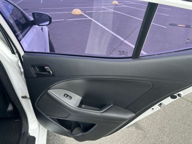 Білий Кіа Оптіма, об'ємом двигуна 2 л та пробігом 133 тис. км за 12000 $, фото 12 на Automoto.ua