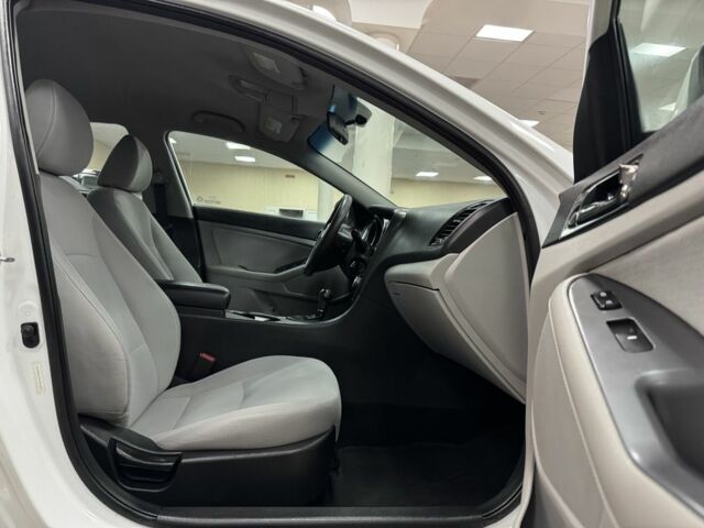 Білий Кіа Оптіма, об'ємом двигуна 2.4 л та пробігом 88 тис. км за 9800 $, фото 6 на Automoto.ua