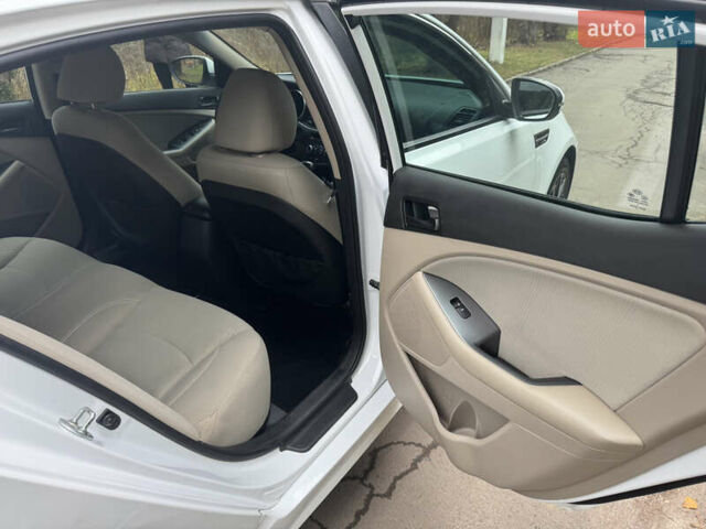 Білий Кіа Оптіма, об'ємом двигуна 2.36 л та пробігом 121 тис. км за 8950 $, фото 17 на Automoto.ua