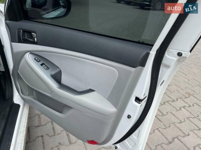 Білий Кіа Оптіма, об'ємом двигуна 2.4 л та пробігом 142 тис. км за 10800 $, фото 2 на Automoto.ua