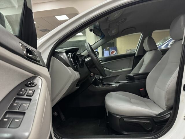 Білий Кіа Оптіма, об'ємом двигуна 2.4 л та пробігом 88 тис. км за 9800 $, фото 9 на Automoto.ua