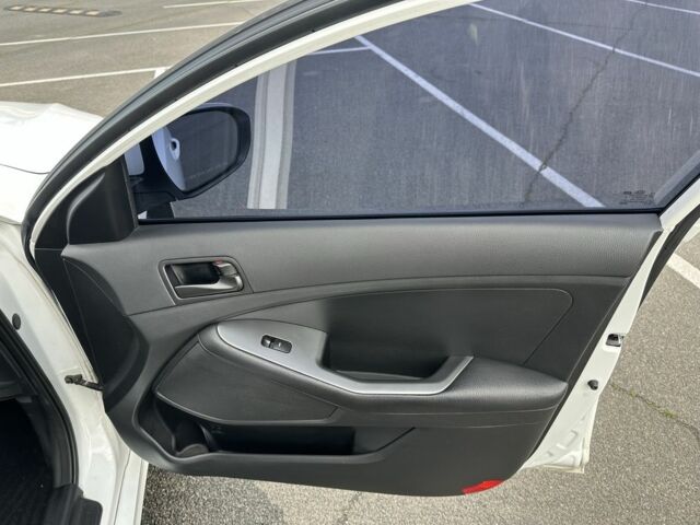 Білий Кіа Оптіма, об'ємом двигуна 2 л та пробігом 133 тис. км за 12000 $, фото 11 на Automoto.ua