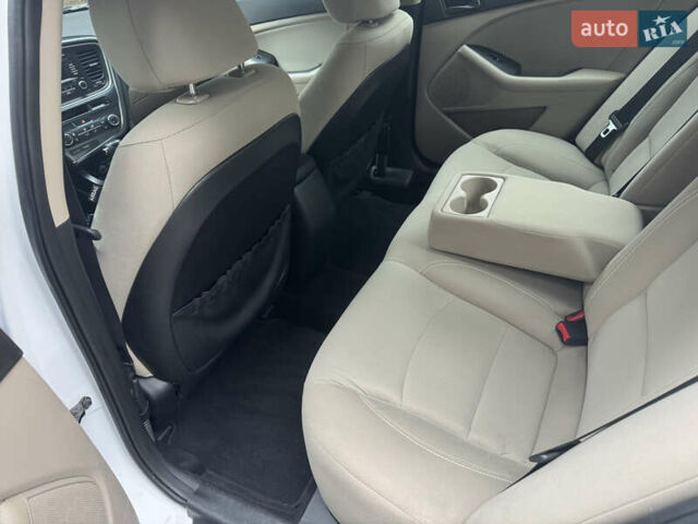 Білий Кіа Оптіма, об'ємом двигуна 2.36 л та пробігом 121 тис. км за 8950 $, фото 21 на Automoto.ua