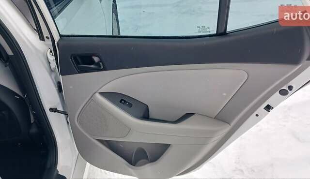 Білий Кіа Оптіма, об'ємом двигуна 2.36 л та пробігом 103 тис. км за 9200 $, фото 14 на Automoto.ua