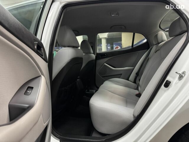 Белый Киа Оптима, объемом двигателя 0 л и пробегом 88 тыс. км за 9800 $, фото 7 на Automoto.ua