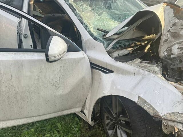 Белый Киа Оптима, объемом двигателя 1.7 л и пробегом 200 тыс. км за 3000 $, фото 1 на Automoto.ua