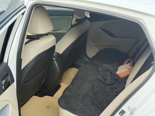 Білий Кіа Оптіма, об'ємом двигуна 2.4 л та пробігом 155 тис. км за 9600 $, фото 7 на Automoto.ua