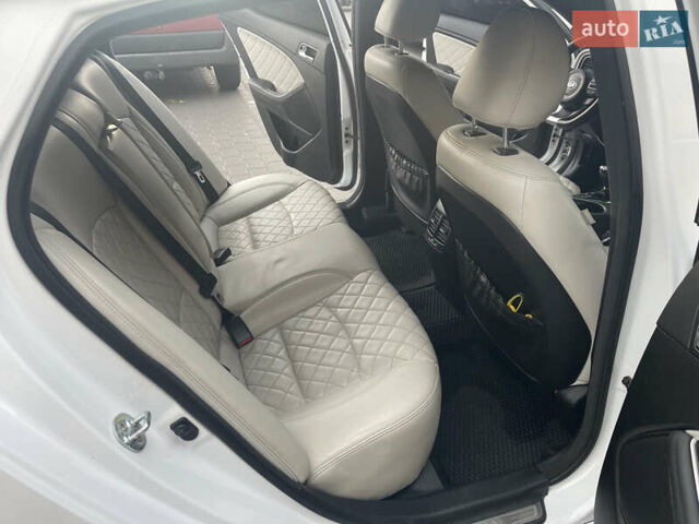 Білий Кіа Оптіма, об'ємом двигуна 2 л та пробігом 173 тис. км за 12800 $, фото 12 на Automoto.ua