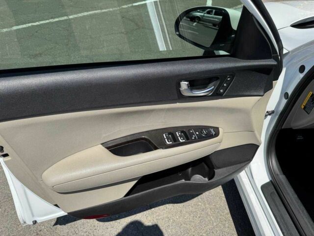 Білий Кіа Оптіма, об'ємом двигуна 2.4 л та пробігом 112 тис. км за 12000 $, фото 15 на Automoto.ua