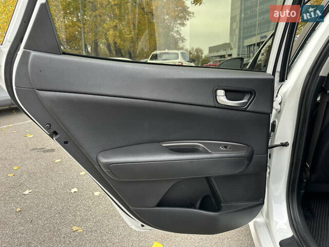 Білий Кіа Оптіма, об'ємом двигуна 2.36 л та пробігом 153 тис. км за 9500 $, фото 37 на Automoto.ua