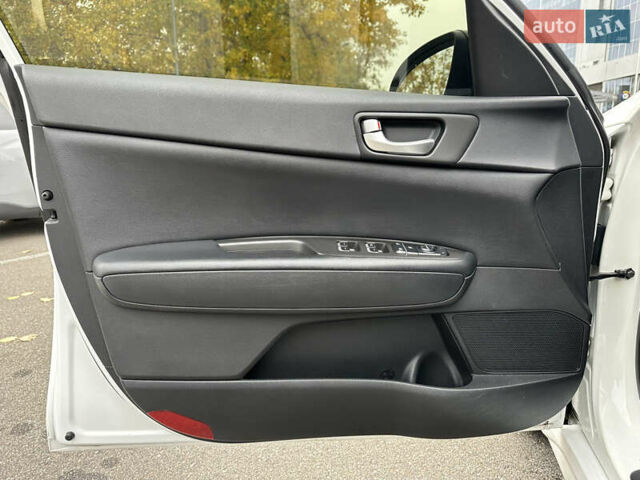 Білий Кіа Оптіма, об'ємом двигуна 2.36 л та пробігом 153 тис. км за 9500 $, фото 25 на Automoto.ua