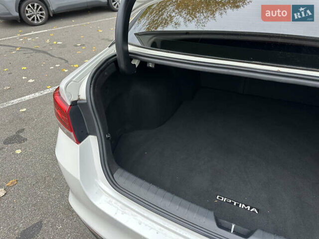 Білий Кіа Оптіма, об'ємом двигуна 2.36 л та пробігом 153 тис. км за 9500 $, фото 43 на Automoto.ua