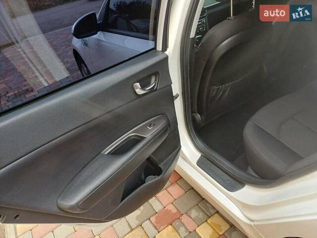 Киа Оптима 2016 в Черноморске (Ильичевске) на Automoto.ua Белый Киа Оптима, объемом двигателя 2 л и пробегом 140 тыс. км за 13000 $, фото 13 на Automoto.ua